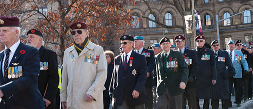 Des anciens combattants défilent sous les applaudissements. [Photo : metropolis studio]