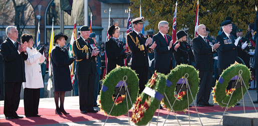 Les membres  du cortège vice-royal (de g. à d.) Sharon Johnston, le gouverneur général, David Johnston, la princesse royale Anne, sir Timothy Laurence, le premier ministre Stephen Harper, Laureen Harper, le ministre des Anciens combattants, Julian Fantino, le président national de la Légion, Tom Eagles. [Photo : metropolis studio]