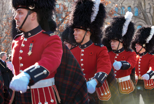 Des membres du Cameron Highlanders d’Ottawa défilent devant le monument. [Photo : metropolis studio]