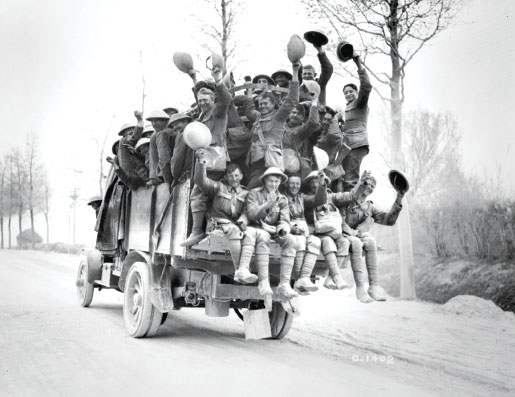 Un camion plein de soldats canadiens revenant du combat après la victoire à la crête de Vimy,  en avril 1917. [MDN/BAC/PA-001270]