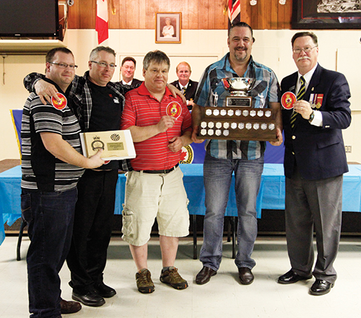 Les champions par équipe (de g. à d.) Michel Burt, Patrick O’Grady, Gary Kavanagh et Jerry Spurrel reçoivent leur prix des mains du membre du Comité national des sports Clarence Paul. [Adam Day]
