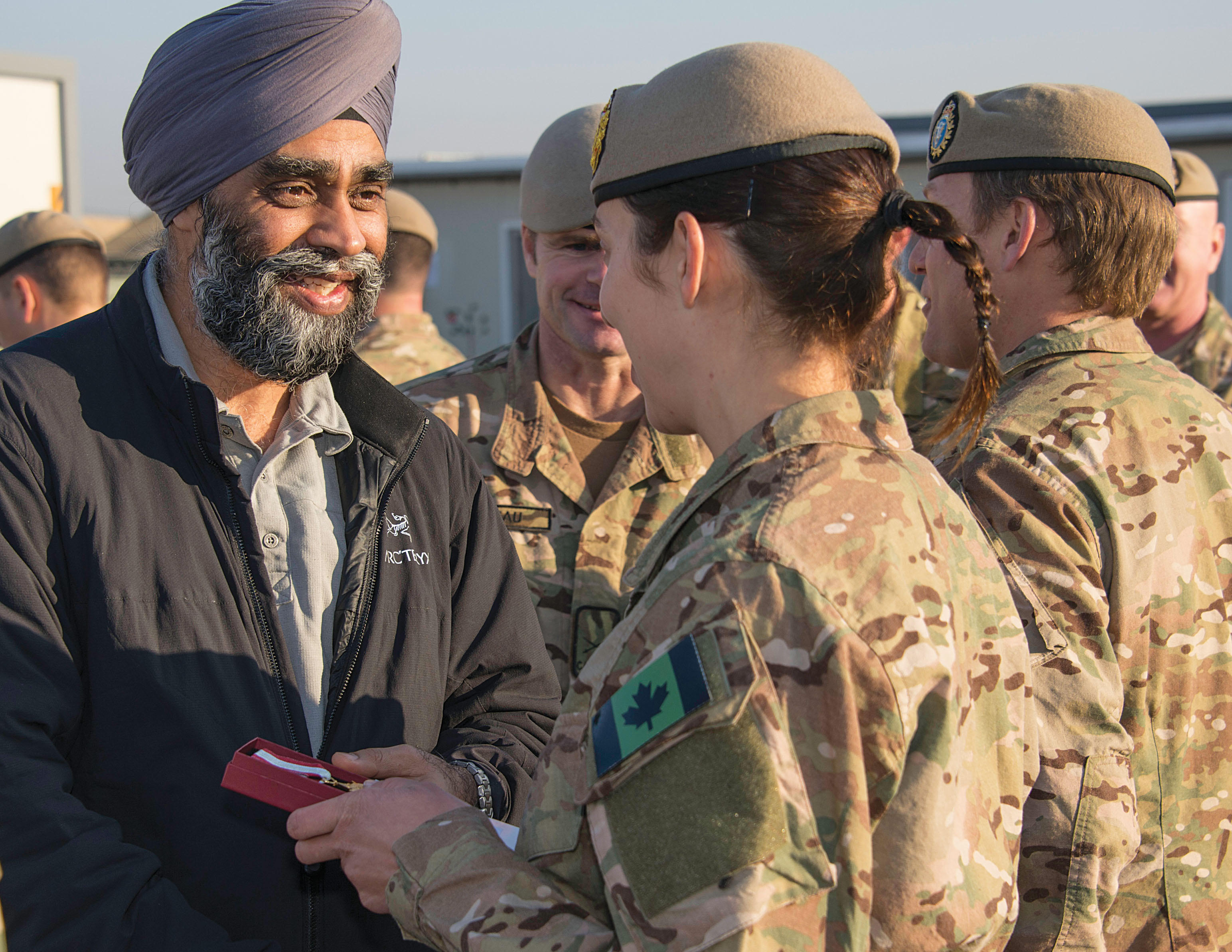 The Honourable Harjit S. Sajjan, Minister of National Defence, presents medals to the members of CANSOF Task Force during a visit to Iraq on December 21, 2015. Photo: Sgt Yannick Bédard, Canadian Forces Combat Camera. IS01-2015-0007-040 ~ L’honorable Harjit S. Sajjan, ministre de la Défense nationale, remet des médailles aux membres de la COMFOSCAN lors d’une visite en Irak, le 21 décembre 2015. Photo : Sgt Yannick Bédard, Caméra de combat des Forces canadiennes IS01-2015-0007-040